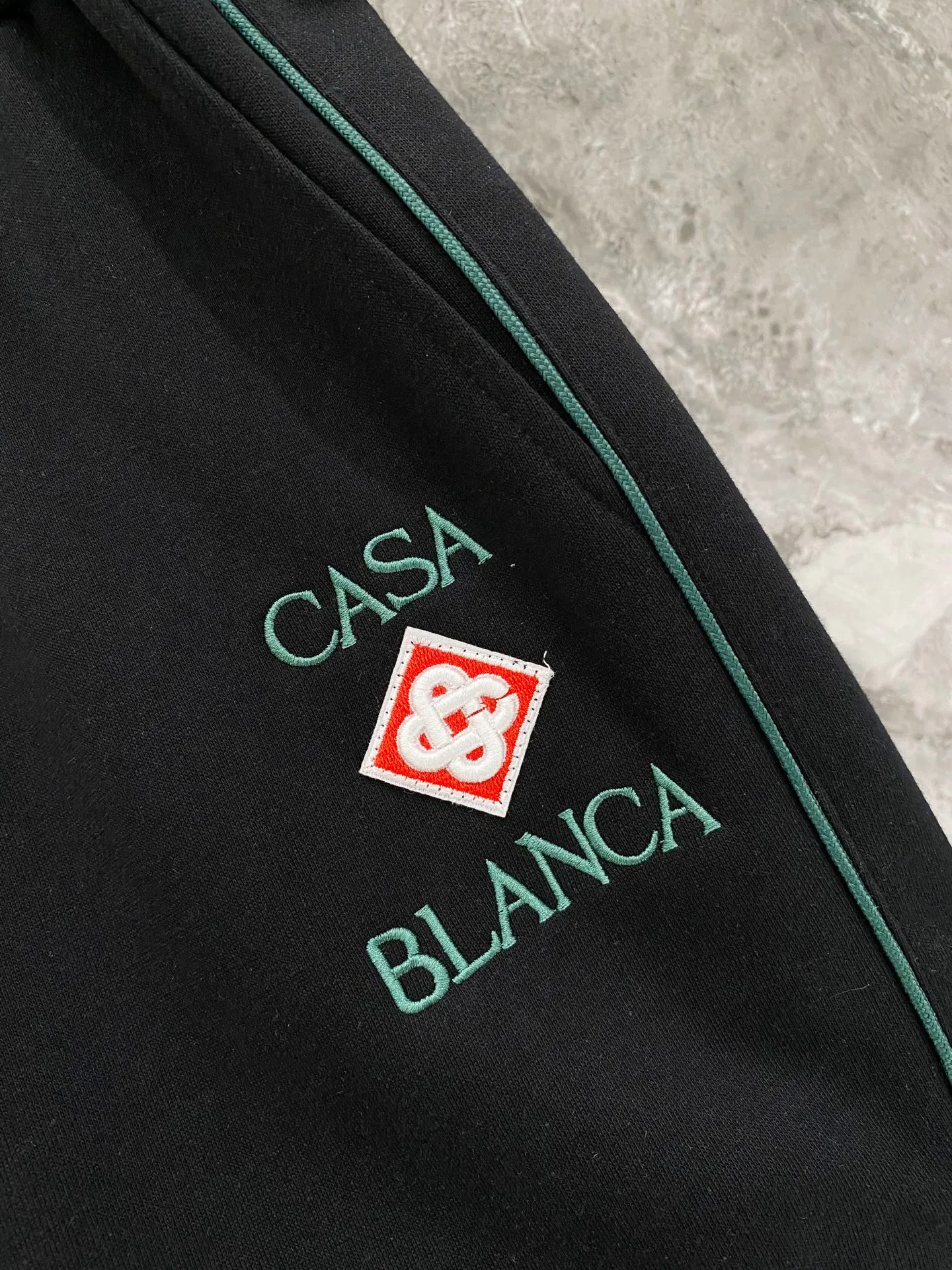 Casablanca Casablanca suit 26ss customized top-quality fabric new jacket casual pants, webbing letter embroidery stitching new show products‼ The product is in perfect condition, comfortable and warm, complete with three labels, full and attractive color, very outstanding design, customized hardware accessories can easily enhance the fashion sense, the workmanship is extremely elegant and rigorous, and the wiring is neat and meticulous! A masterpiece from a famous designer! The upper body does not look bloated and is super handsome! Sizes：M～XXXL